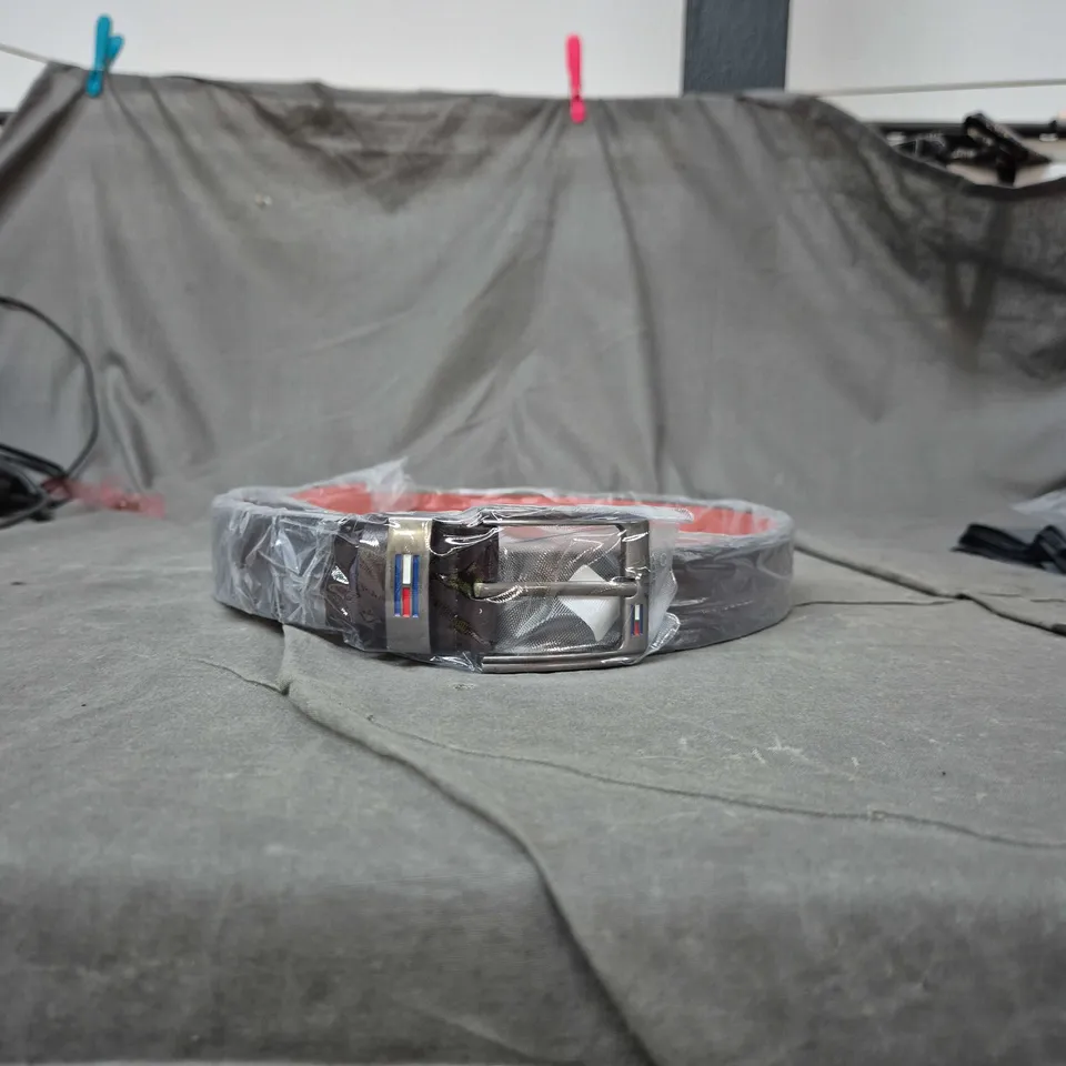 TOMMY HILFIGER BROWN BELT WITH RED UNDERSIDE AND METAL BUCKLE ONE SIZE 