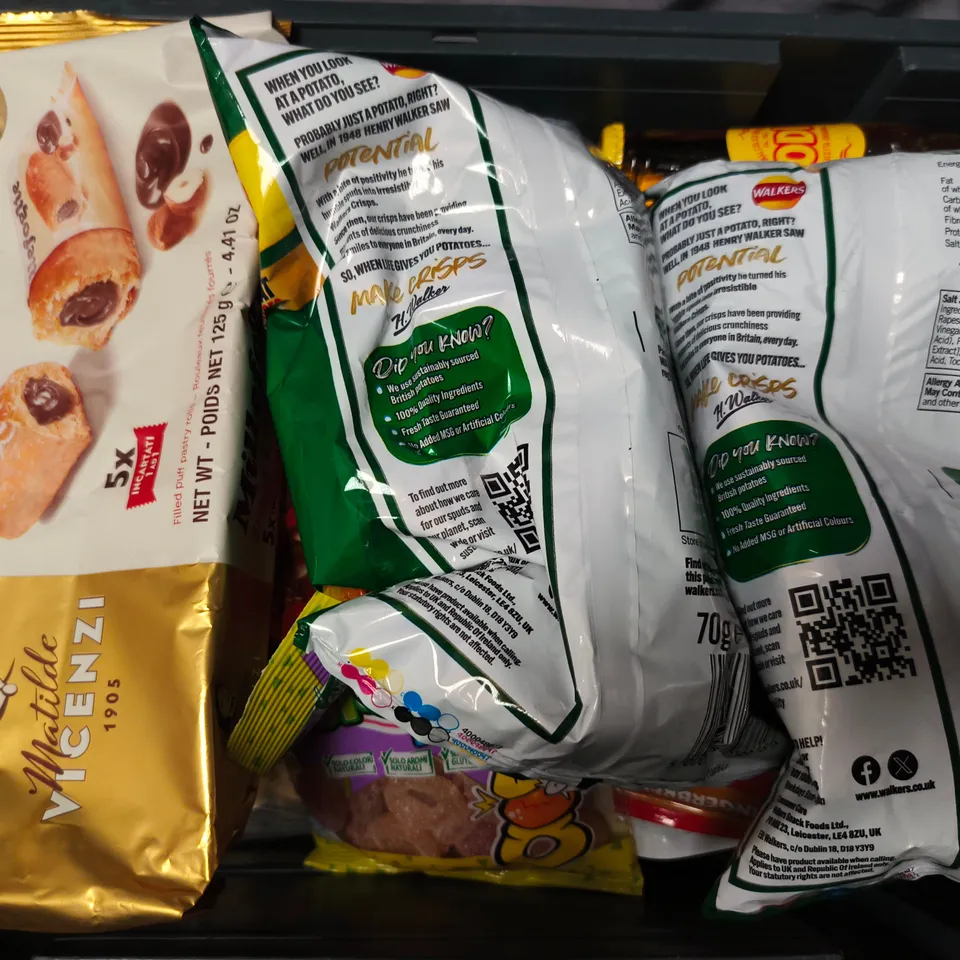 APPROXIMATELY 10 ASSORTED FOOD ITEMS TO INCLUDE KONVO THE POPCORN SHOW, MALTESERS CHRISTMAS MIX, WALKERS SALT & VINEGAR CRISPS, ETC