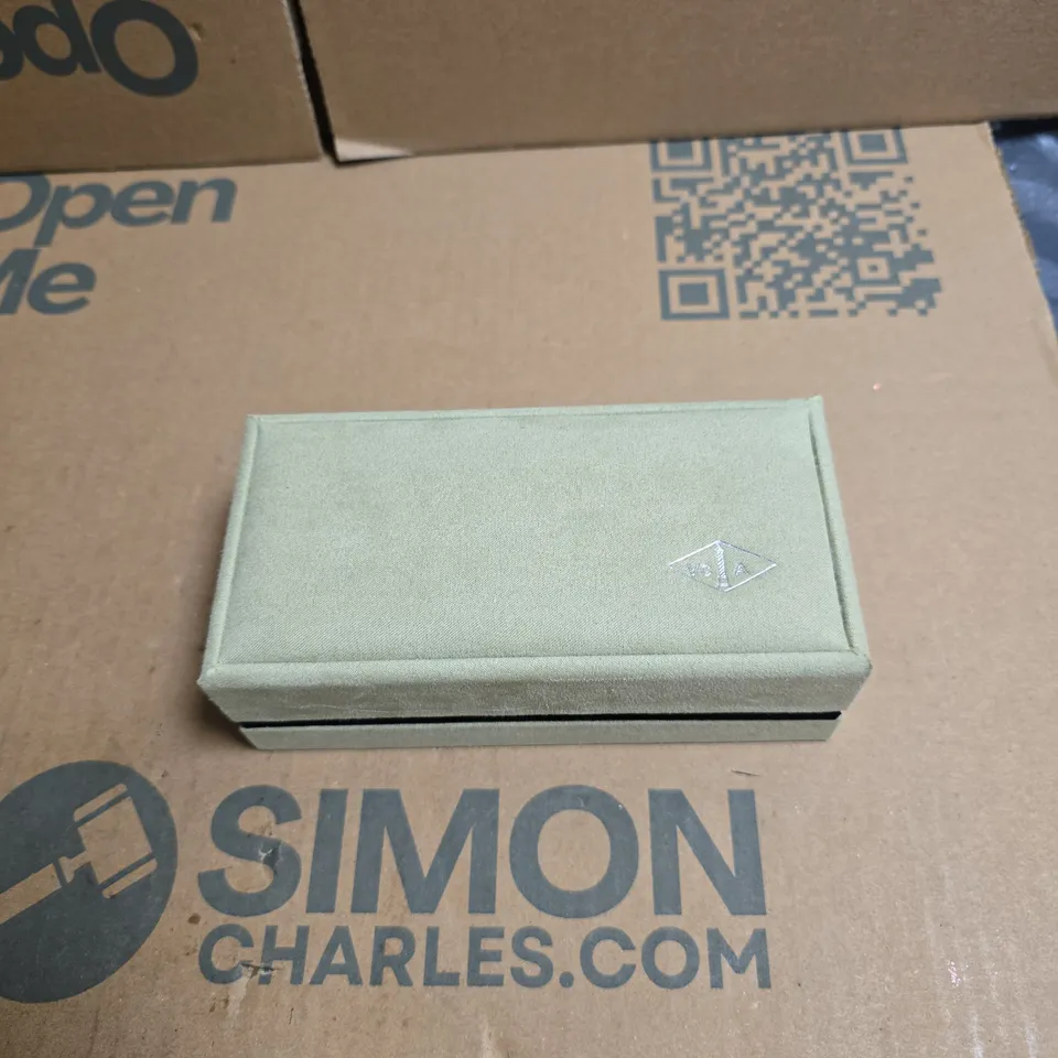 VAN CLEEF & ARPELS CLOVER BRACELET – ALHAMBRA MOTIF, 3 FOUR-LEAF CLOVERS, GOLD-TONE