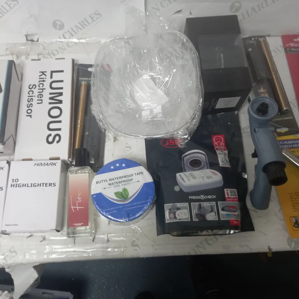 LARGE QUANTITY OF ASSORTED HOUSEHOLD ITEMS TO INCLUDE NIELSEN 8" PRUNING SHEARS, HIGHLIGHTER MULTIPACKS AND FIX & GROUT