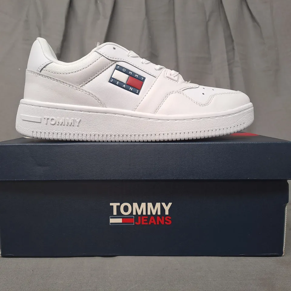 BOXED PAIR OF TOMMY JEANS RETRO BASKET SHOES IN WHITE UK SIZE 4