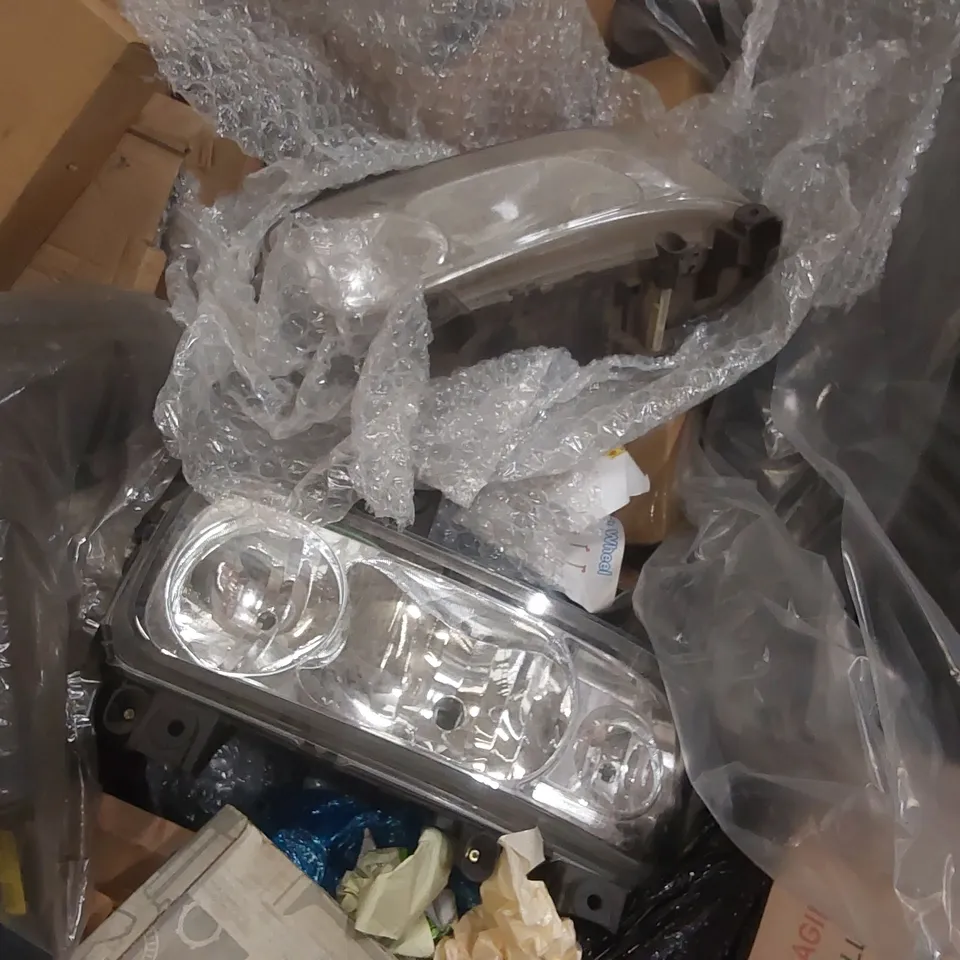 PALLET CONTAINING A LARGE QUANTITY OF ASSORTED CAR PARTS INCLUDING: HEADLIGHTS, MERCEDES-BENZ MIRROR GLASS ECT