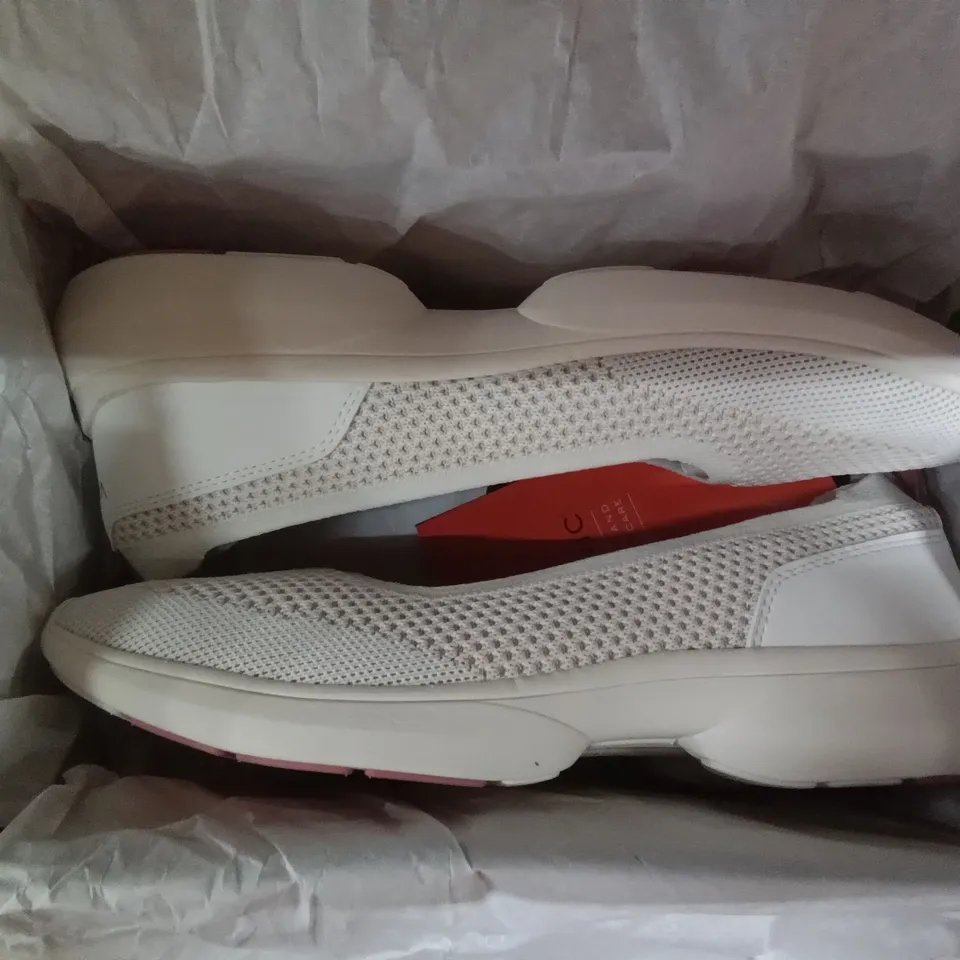 BOX CONTAINING 6 PAIRS OF VIONIC KALLIE BALRNA MARSHMALLOW 2 × SIZE 6, 4 × SIZE 7