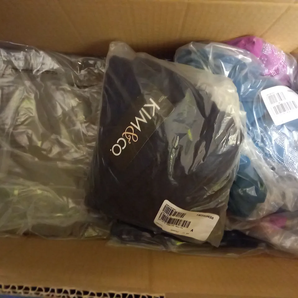 BOX OF APPROXIMATELY 10 ASSORTED CLOTHING ITEMS - BAG , DRESS , T-SHIRT ETC