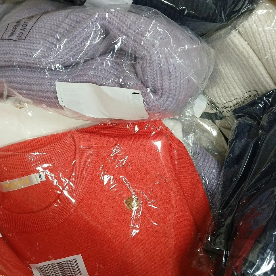 BOX OF APPROXIMATELY 25 ASSORTED CLOTHING ITEMS IN VARIOUS STYLES, SIZES, AND COLOURS - COLLECTION ONLY