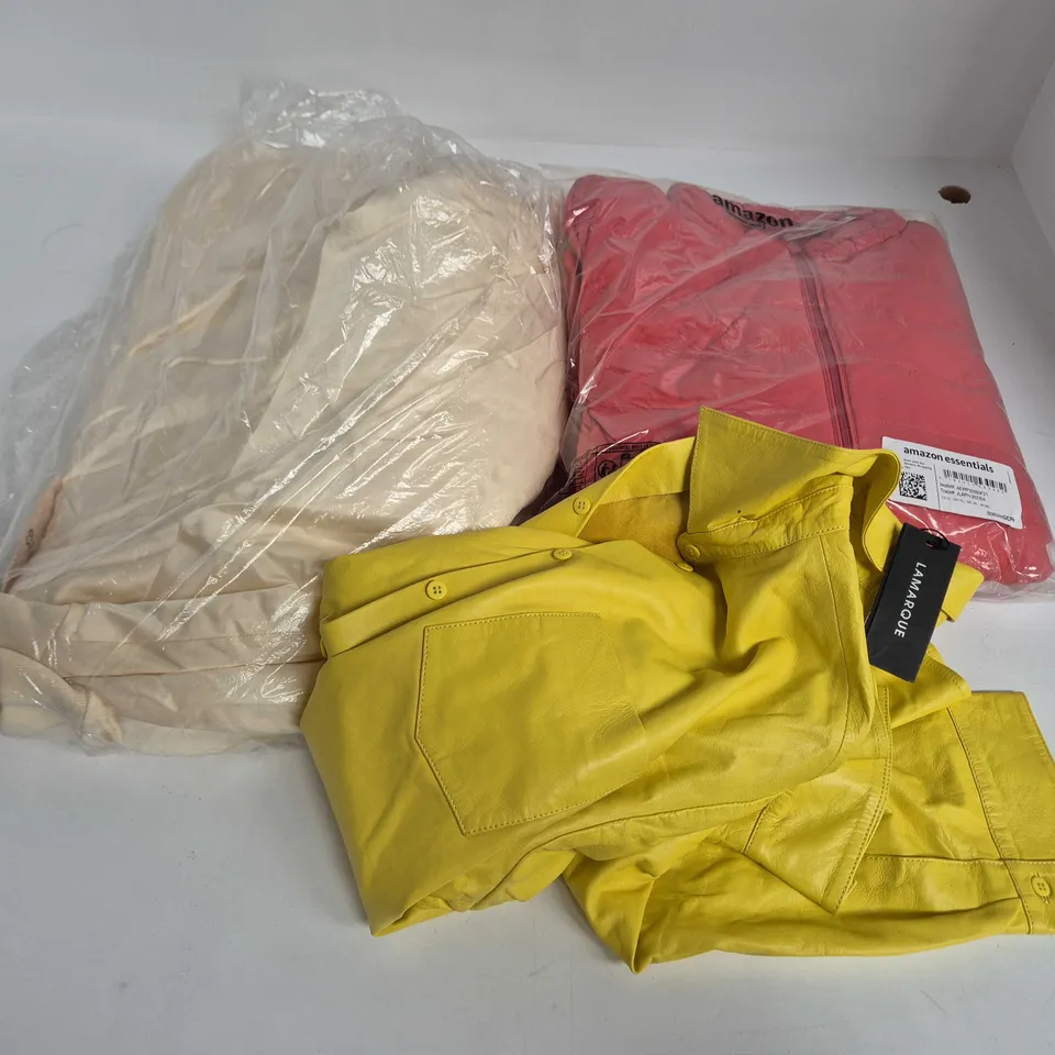 APPROXIMATELY 31 ASSORTED WOMENS JACKETS/TOP/BLAZERS CLOTHING ITEMS IN VARIOUS SIZES, STYLES & COLOURS TO INCLUDE BRANDS SUCH AS LAMARQUE, AMAZON, MNG, ETC - COLLECTION ONLY