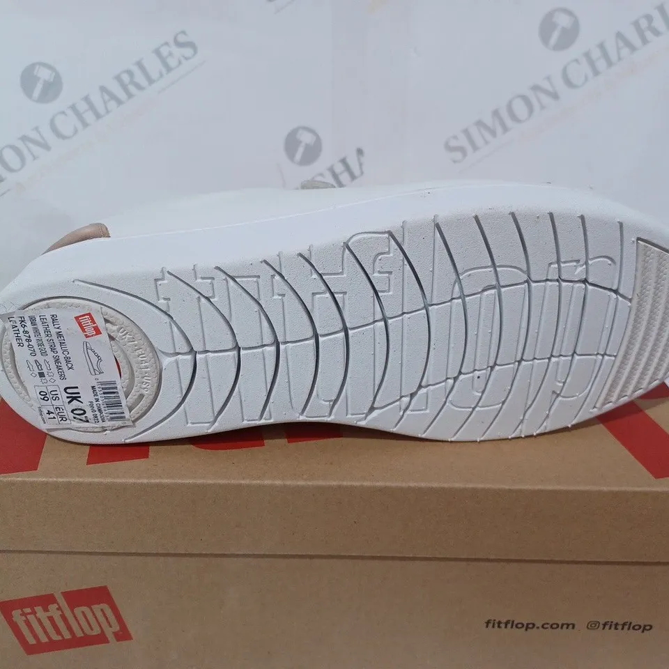 BOXED FITFLOP RALLY METALLIC BACK LEATHER STRAP SNEAKERS - SIZE 7