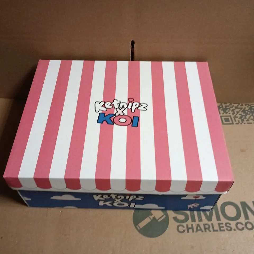  BOXED  KOI KETNIPZ BEAN SAYS HI CHUNKY TRAINERS IN BLUE - UK 5