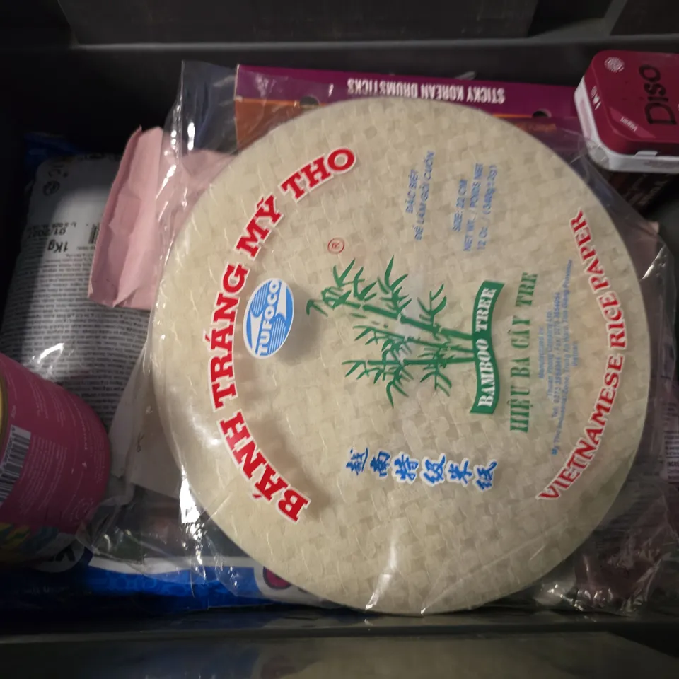 APPROXIMATELY 13 ASSORTED FOOD & DRINK ITEMS TO INCLUDE -  VOLVIC WATER , SKIPPY PEANUT BUTTER ETC