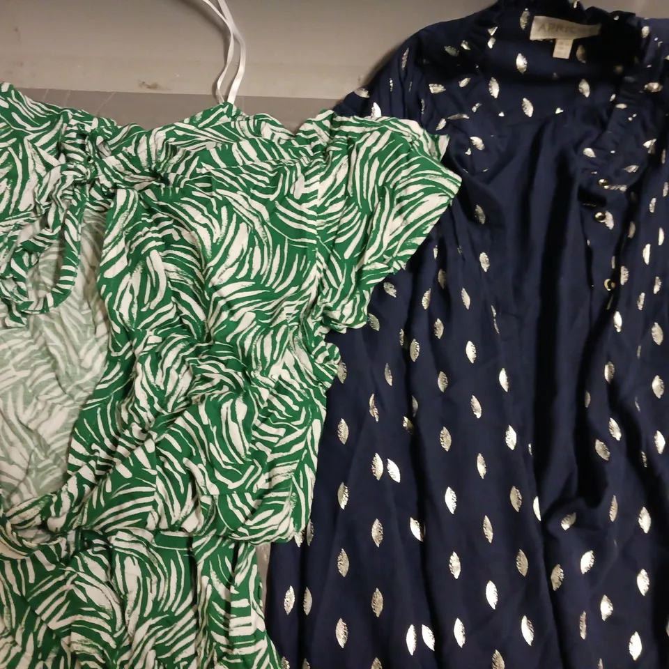 BOX OF APPROXIMATELY 10 ASSORTED CLOTHING AND FASHION ITEMS IN VARIOUS STYLES, SIZES, AND COLOURS / COLLECTION ONLY 