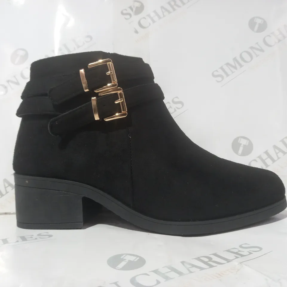 BOXED PAIR OF KRUSH LOW HEEL ANKLE BOOTS IN BLACK SIZE 7