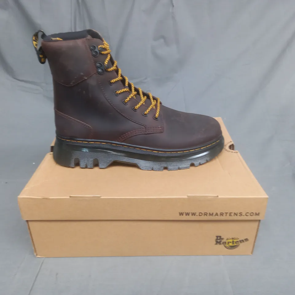 BOXED PAIR OF DR MARTENS BOOTS IN DARK BROWN SIZE UK 11