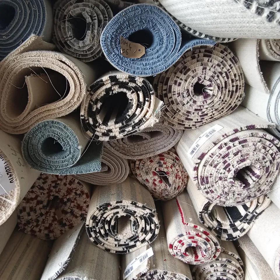 PALLET OF APPROXIMATELY 33 SMALL ROLLS OF DESIGNER CARPET 