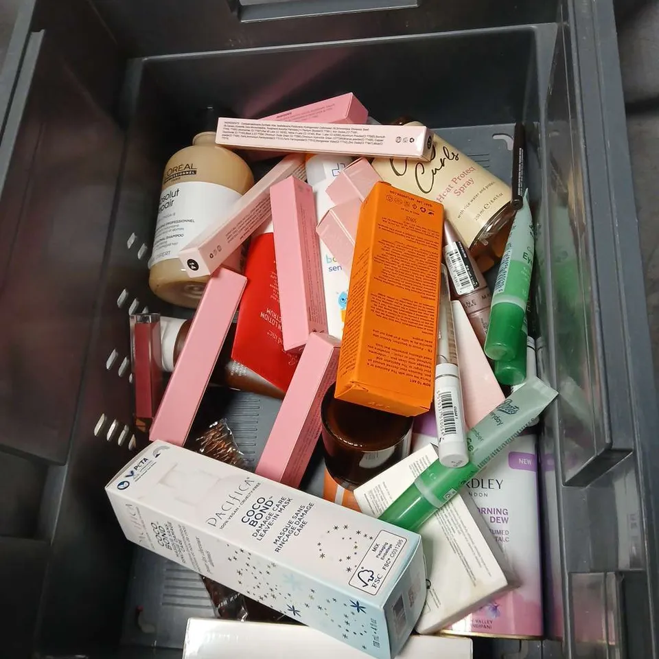 APPROXIMATEY 20 ASSORTED HEALTH AND BEAUTY PRODUCTS TO INCLUDE - YARDLEY LONDON COCO BOND AND NARS MATTE .