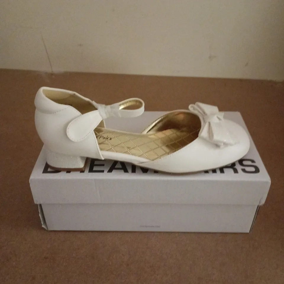 BOXED PAIR OF DREAM PAIRS SHOES IN WHITE - UK 4