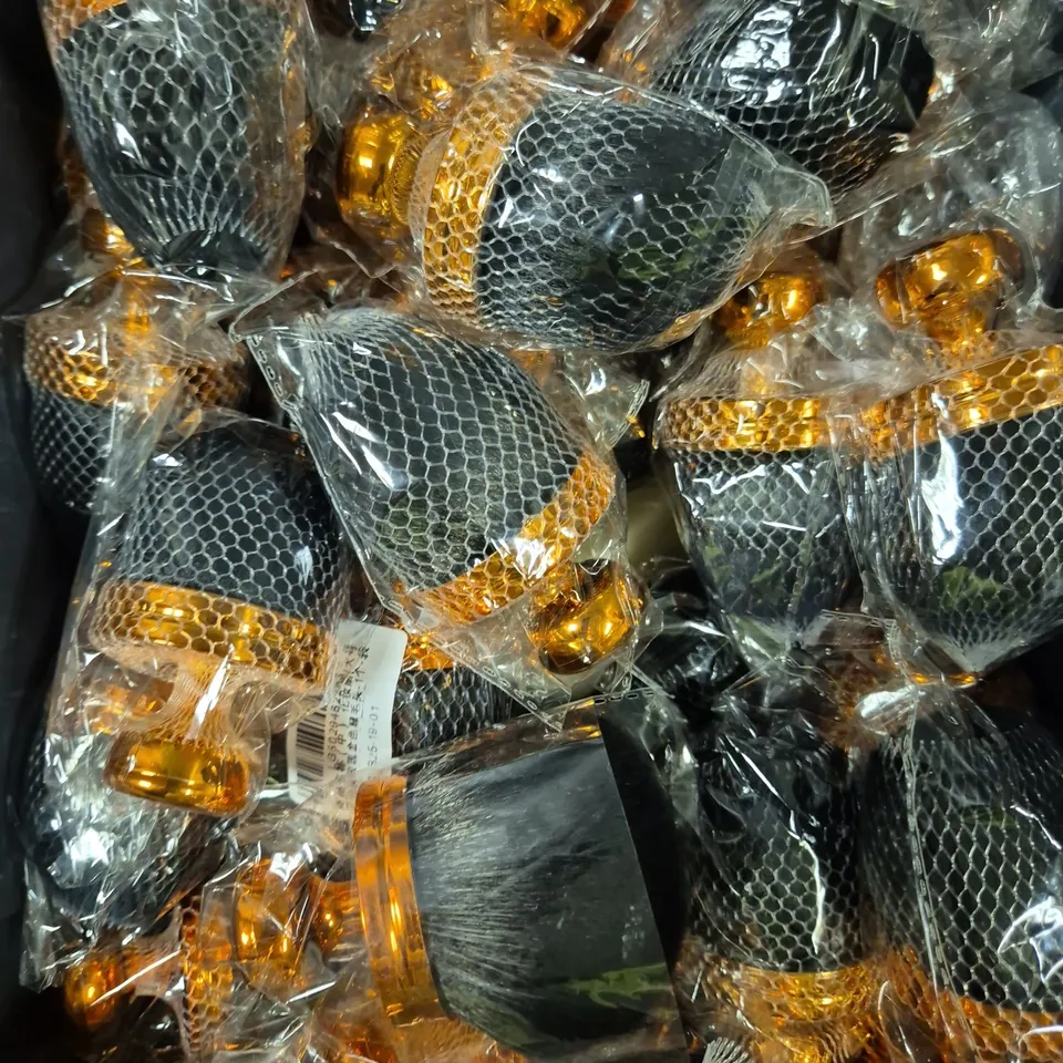 APPROXIMATELY 30 TANNING BRUSHES IN COPPER EFFECT