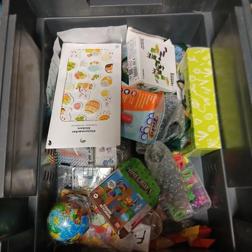 LARGE QUANTITY OF ASSORTED TOYS AND ACCESSORIES TO INCLUDE; ITALIAN BRAINROT BLIND BAG, LEGO CREATOR ORANGE CAT, SLOTH DIY CROCHET KIT AND WALKIE TALKIES