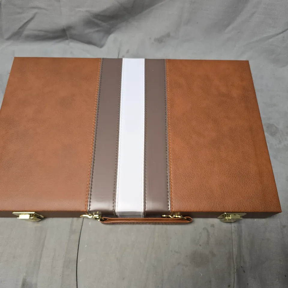 BACKGAMMON SET IN BROWN LEATHER LOOK CASE WITH DICE & CHECKERS