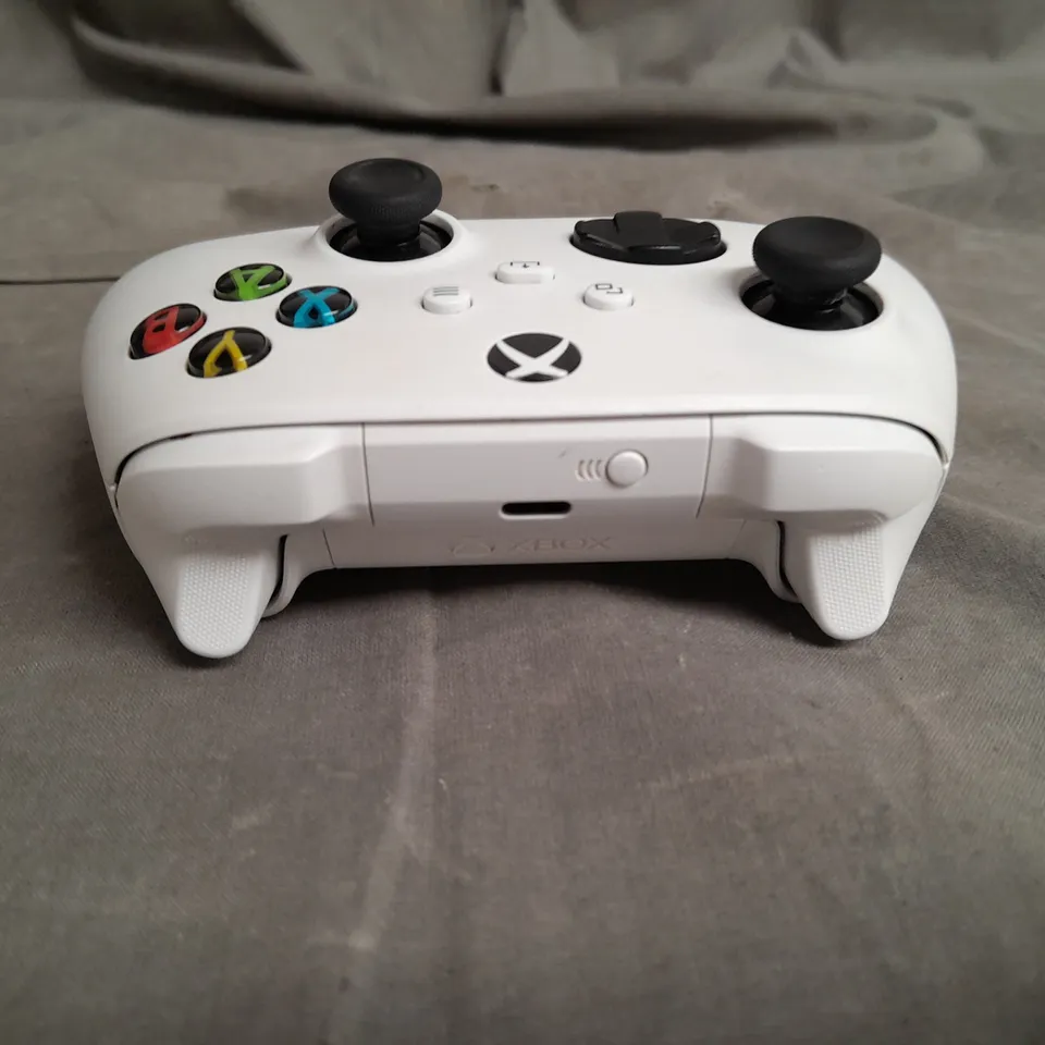 XBOX WIRELESS CONTROLLER IN WHITE