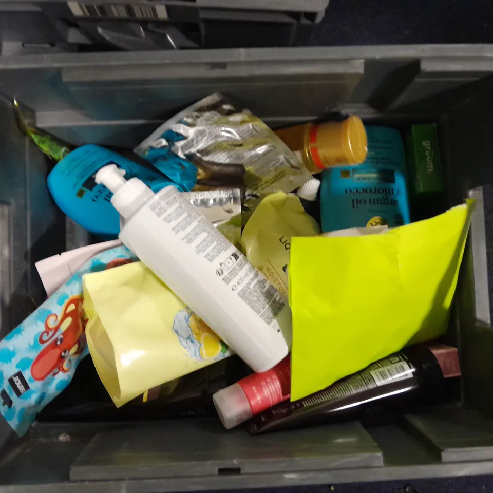 APPROXIMATELY 20 ASSORTED HEALTH & BEAUTY ITEMS TO INCLUDE - DOVE ROLL ON, AVEENO BODY WASH AND THE ORDINARY SERUM
