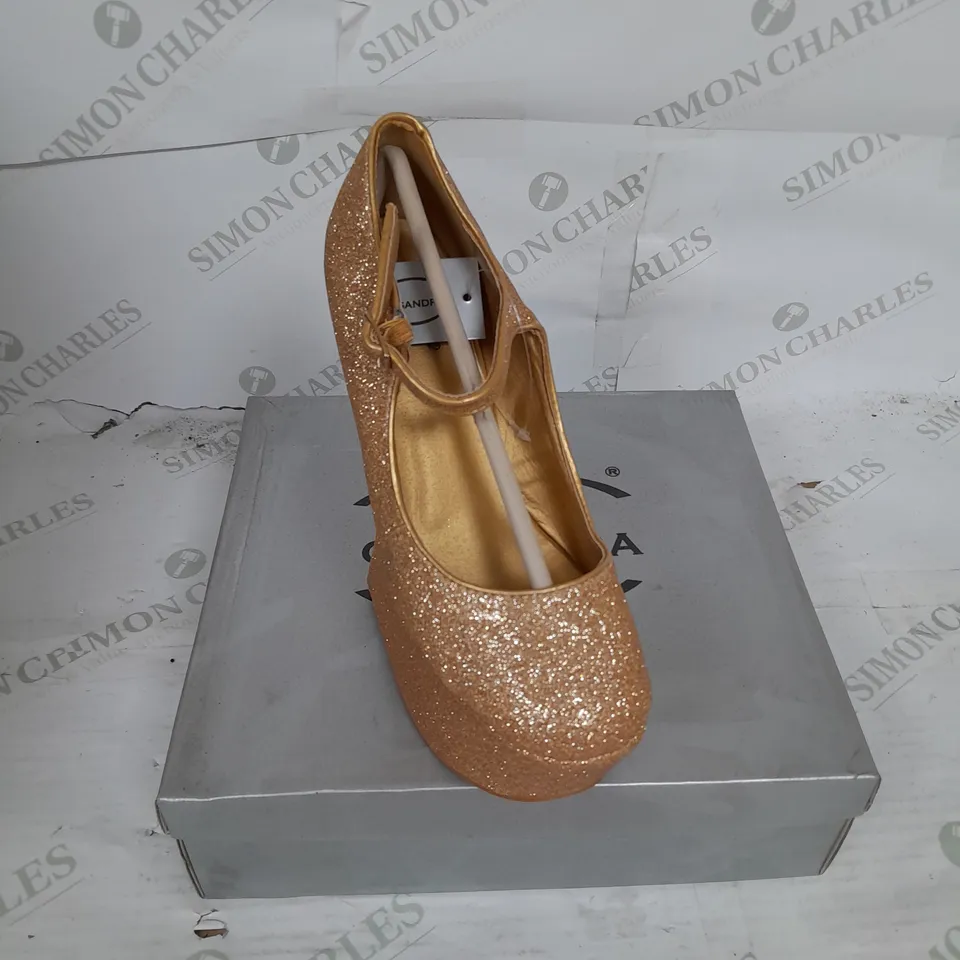 BOXED PAIR OF CASANDRA PLATFORM ANKLE SHOE IN GOLD GLITTER SIZE 5