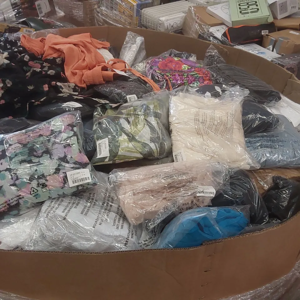 PALLET CONTAINING APPROXIMATELY 650x BRAND NEW ASSORTED DESIGNER CLOTHING ITEMS