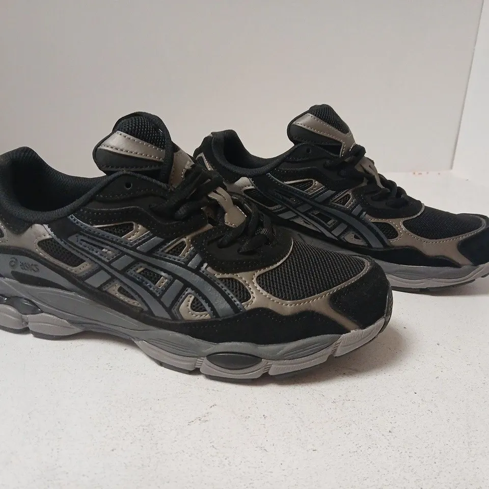 PAIR OF ASICS TRAINERS IN BLACK/PEWTER SIZE UK 8.5