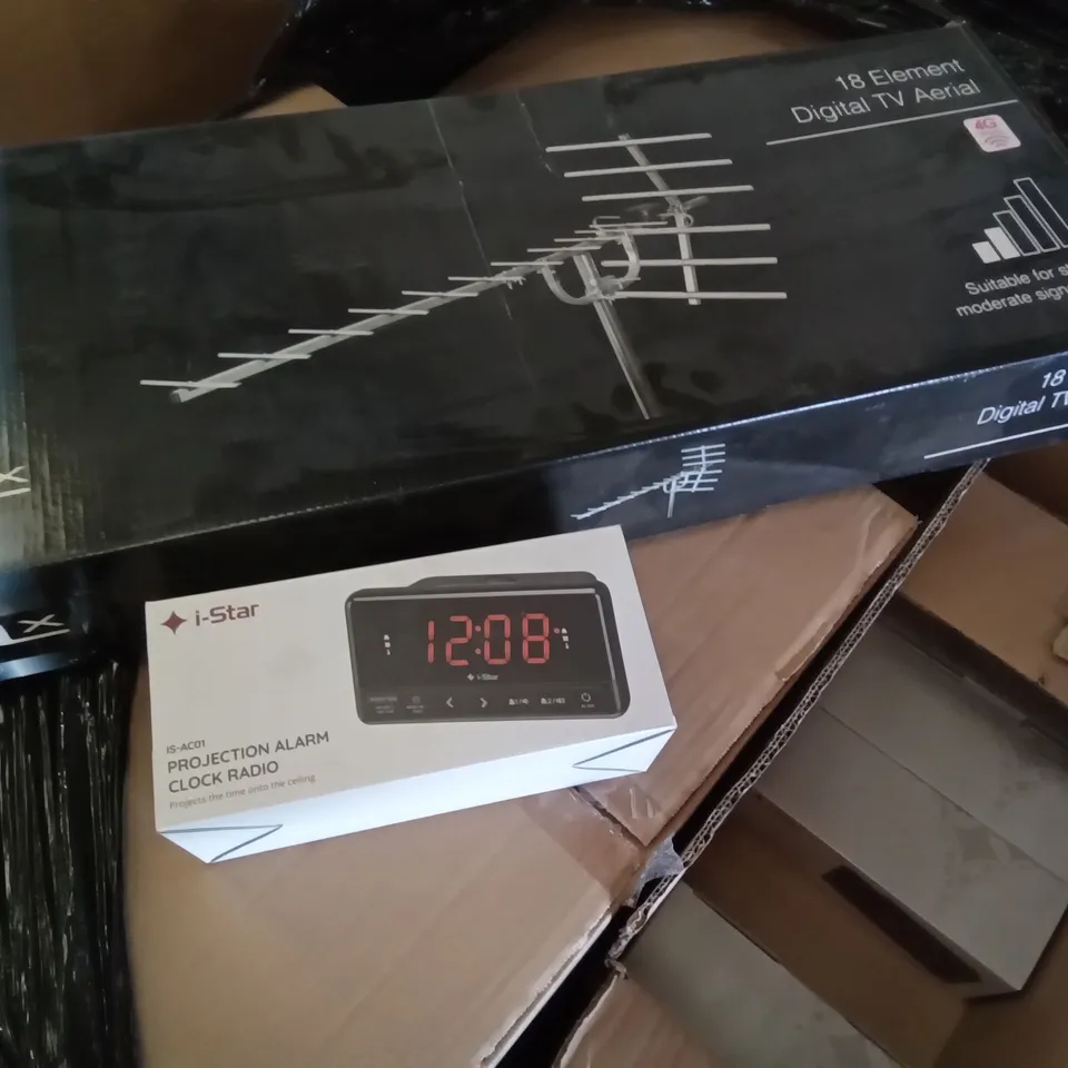 PALLET OF ASSORTED ELECTRONICS INCLUDING 18 ELEMENT DIGITAL TV AERIAL, I-STAR  PROJECTION ALARM CLOCK, TRISTAR STEREO JACK TO 2 PHONO 