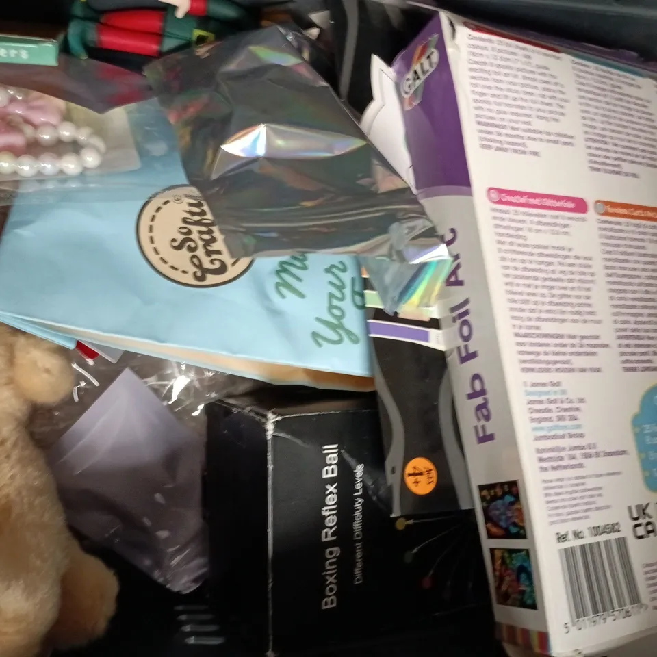 APPROXIMATELY 10 ASSORTED TOYS AND GAMES TO INCLUDE DOODLE N DIP, ETC