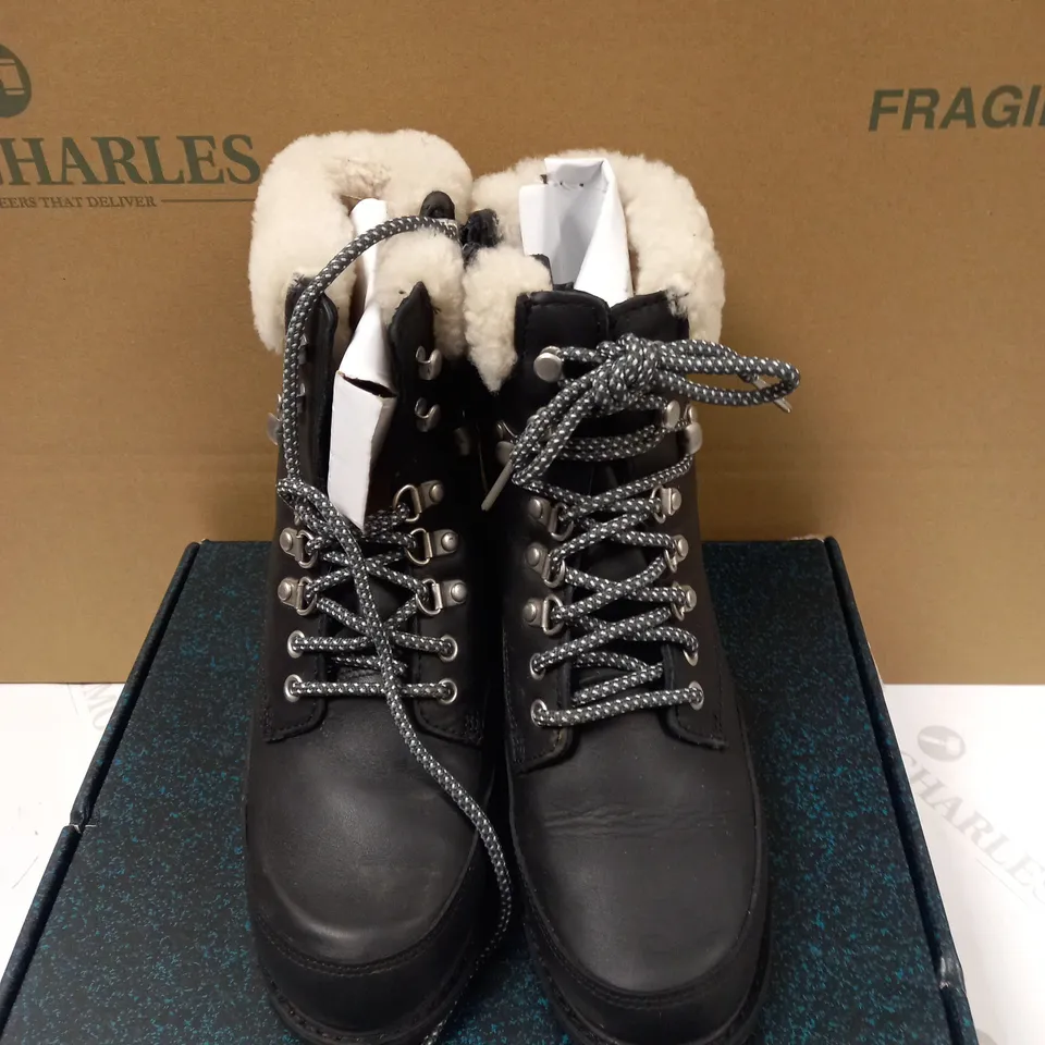 EMU OKAB BOOTS BLACK - SIZE 5