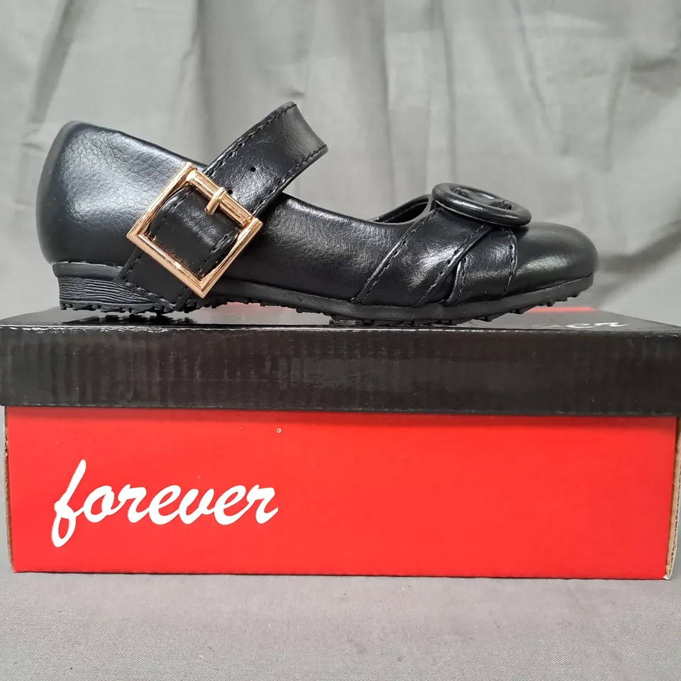 BOX OF APPROXIMATELY 10 PAIRS OF FOREVER KIDS SHOES IN BLACK IN VARIOUS SIZES