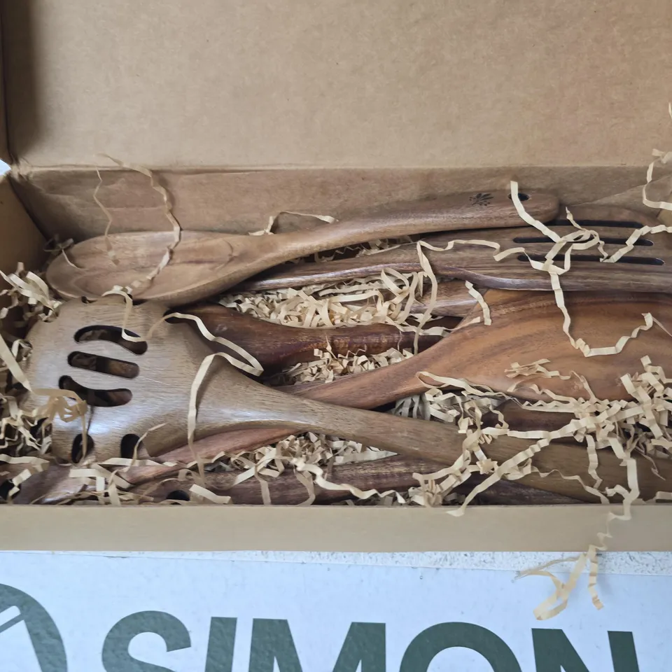 WOODEN KITCHEN UTENSIL SET 