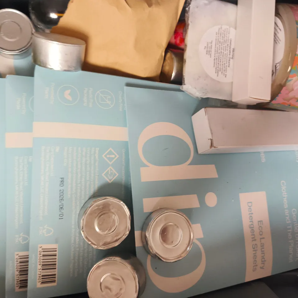 APPROXIMATELY 10 ASSORTED HOUSEHOLD ITEMS TO INCLUDE SCENTED CANDLE, ETC