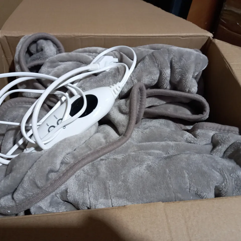 COZEE HOME HEATED PLUSH WEARABLE BLANKET IN GREY