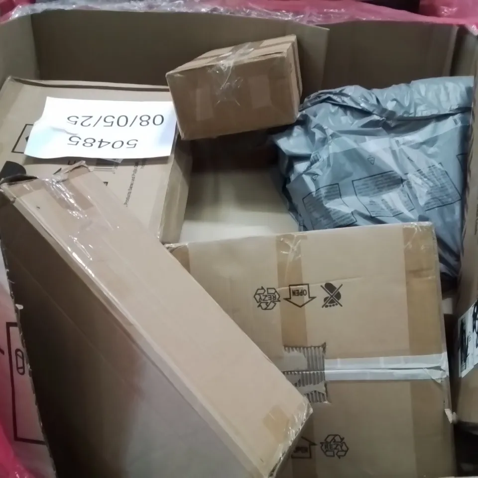 PALLET OF ASSORTED ITEMS TO INCLUDE: BAMBOO TOWEL LADDER, RETRACTABLE GATE, LED FLASH LIGHT, TOILET SEAT ECT