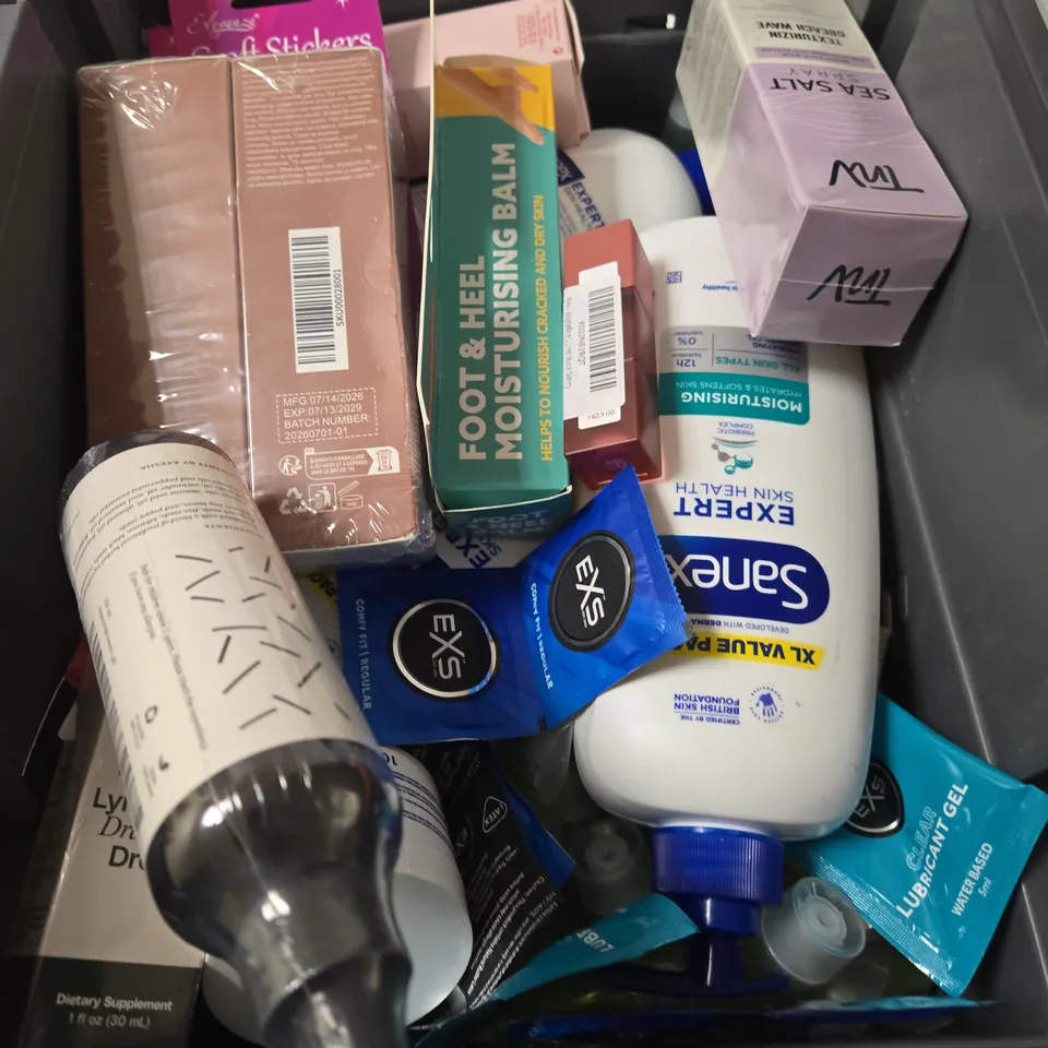 APPROXIMATELY 20 ASSORTED HEALTH & BEAUTY PRODUCTS TO INCLUDE SANEX SHOWER GEL, TWENTY SHAMPOO, SOFTENER ETC