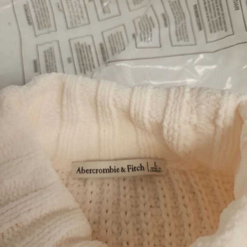ABERCROMBIE & FITCH CREAM CABLE KNIT TURTLENECK SWEATER – SIZE L