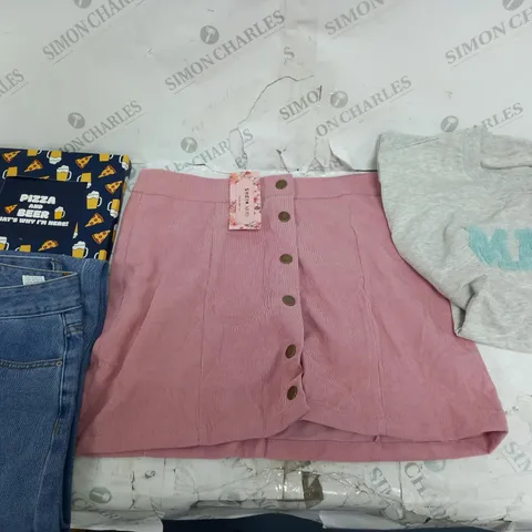 LOT OF APPROX 20 ASSORTED CLOTHING ITEMS AND ACCESSORIES TO INCLUDE; T-SHIRTS, JUMPERS ETC