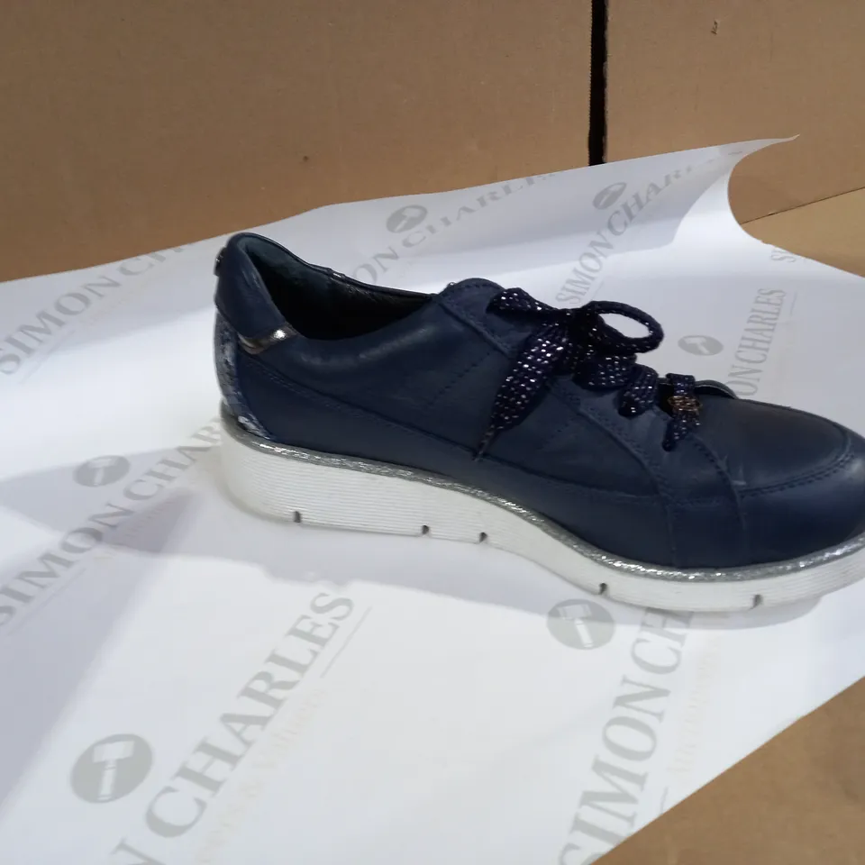 SKETHERS BLUE TRAINER SIZE 7