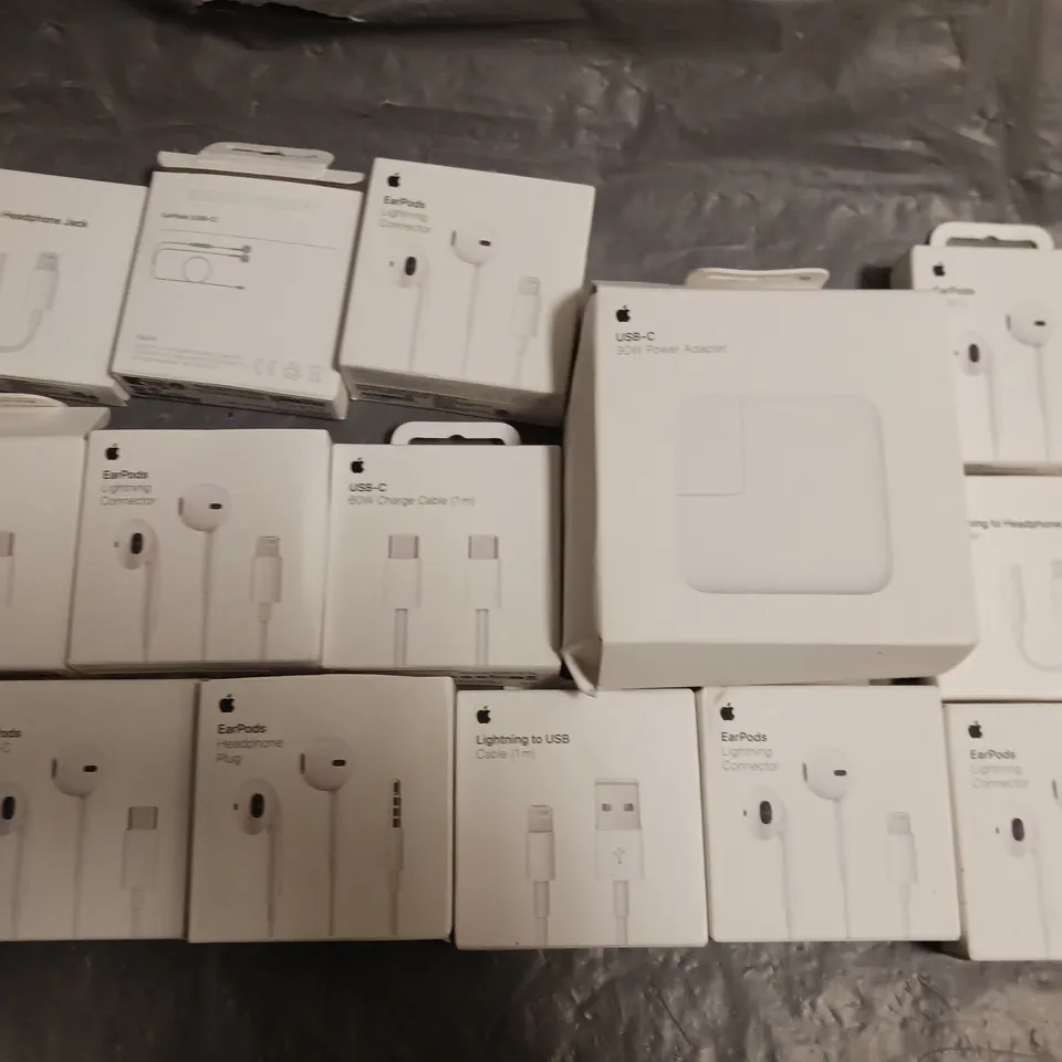 LOT OF APPROXIMATELT 25 ASSORTED APPLE ACCESSORIES TO INCLUDE POWER ADAPTER, CABLES AND EARPHONES