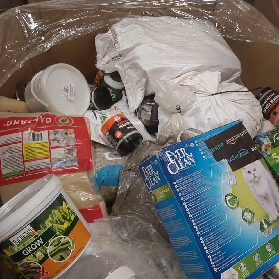 PALLET CONTAINING A LARGE ASSORTMENT OF GARDEN PRODUCTS INCLUDING: FERTILISER, GARDEN LIME, CAT LITTER, WESTLAND SAFELAWN, SHED & FENCE PROTECTOR ECT
