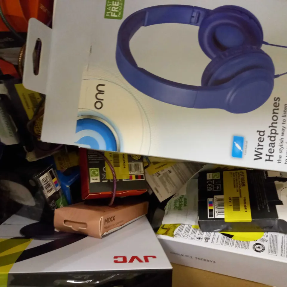 BOX OF APPROXIMATELY 20 ASSORTED ELECTRICAL ITEMS TO INCLUDE ASDA TECH WIRED HEADPHONES, JVC TRUE WIRELESS EARBUDS, JUICE CHARGE & SYNC CABLE, ETC