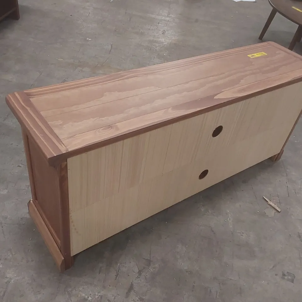 HENSLEE TV STAND FOR TVS UP TO 55" COLOUR: WALNUT/ANTIQUE BRASS