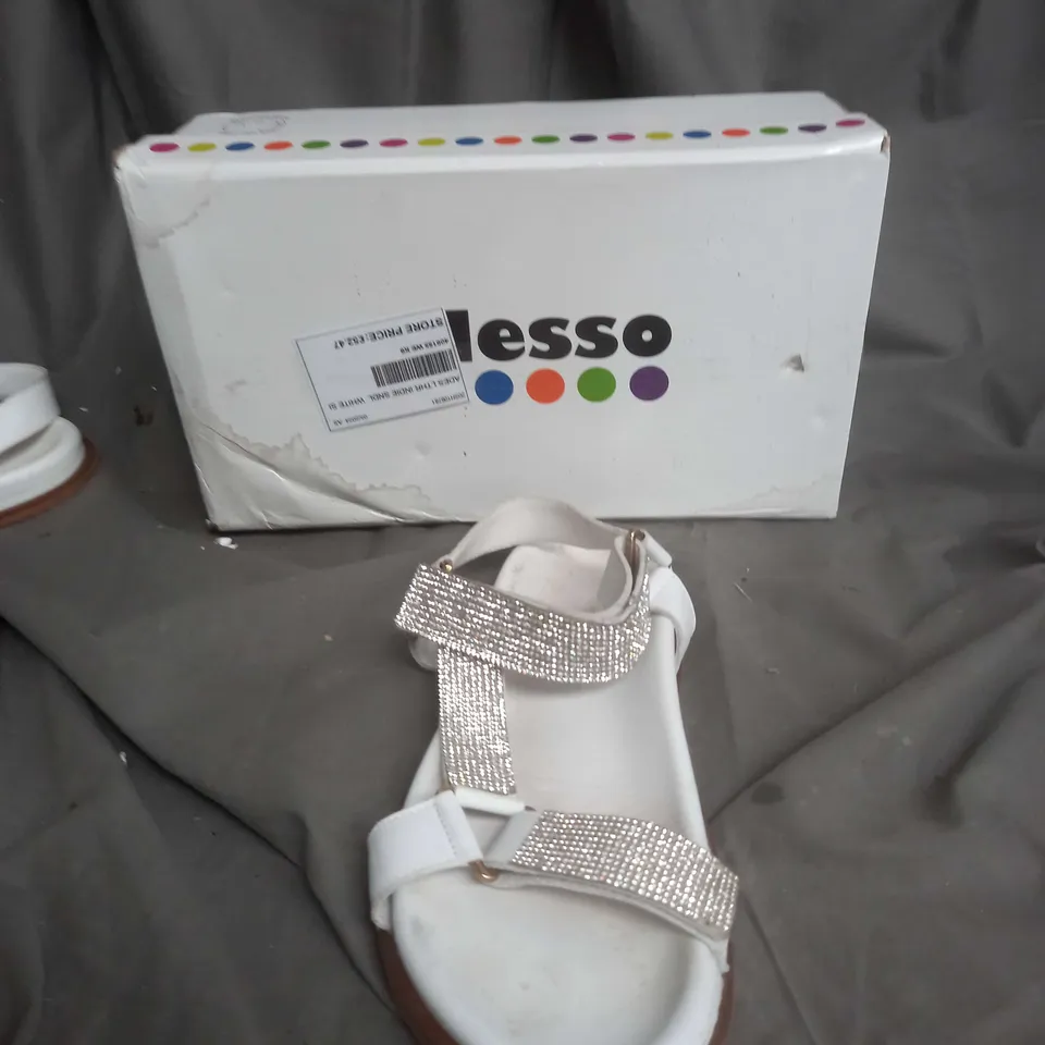 BOXED PIR OF ADESSO LEATHER INDIE WHITE SANDAL SIZE 6
