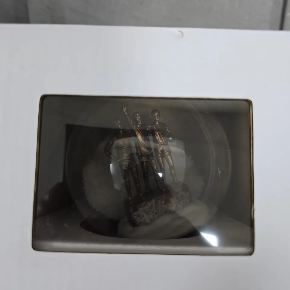 MANCHESTER UNITED OFFICIAL ORNAMENT – THREE-FIGURE FOOTBALLERS IN GLASS BAUBLE (BOXED)