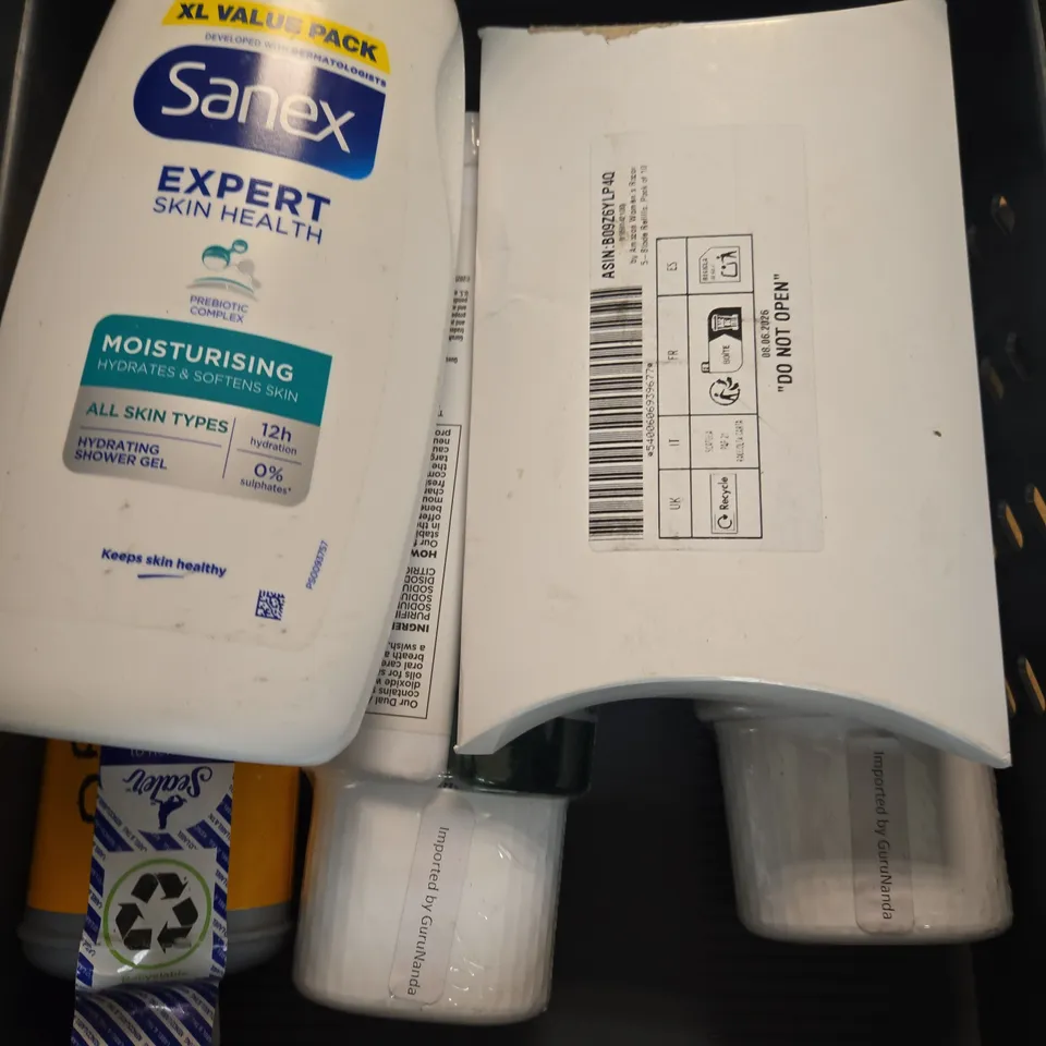 APPROXIMATELY 8 ASSORTED HEALTH & BEAUTY PRODUCTS TO INCLUDE MOUTHWASH, BATH FOAM, SANEX ETC