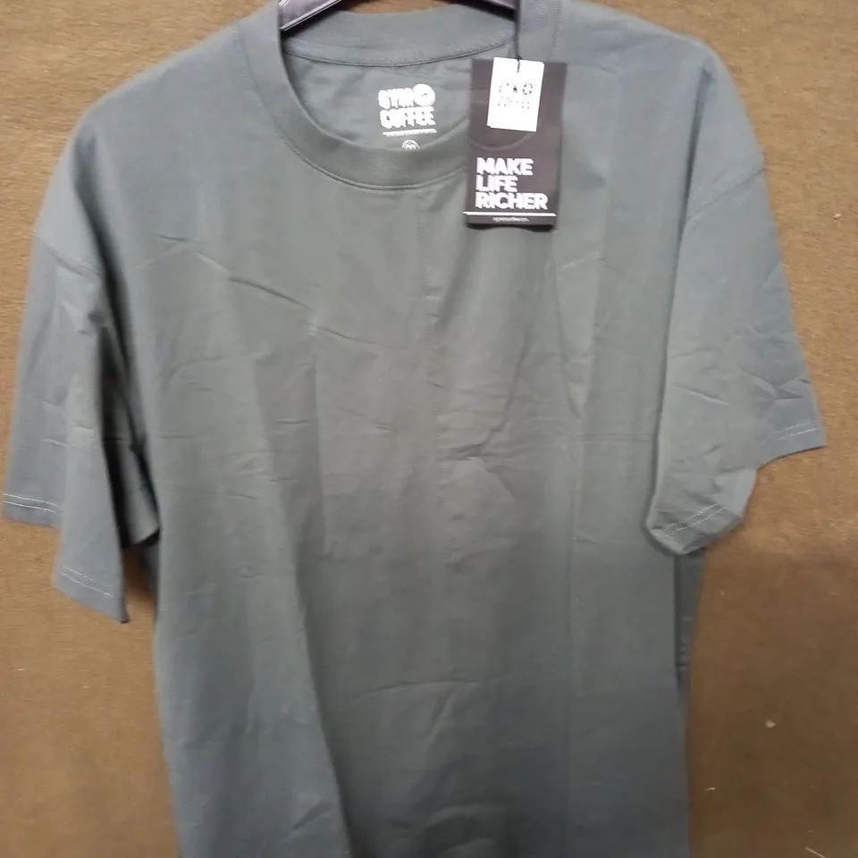 GYM COFFEE DART TEE IN GREEN - M