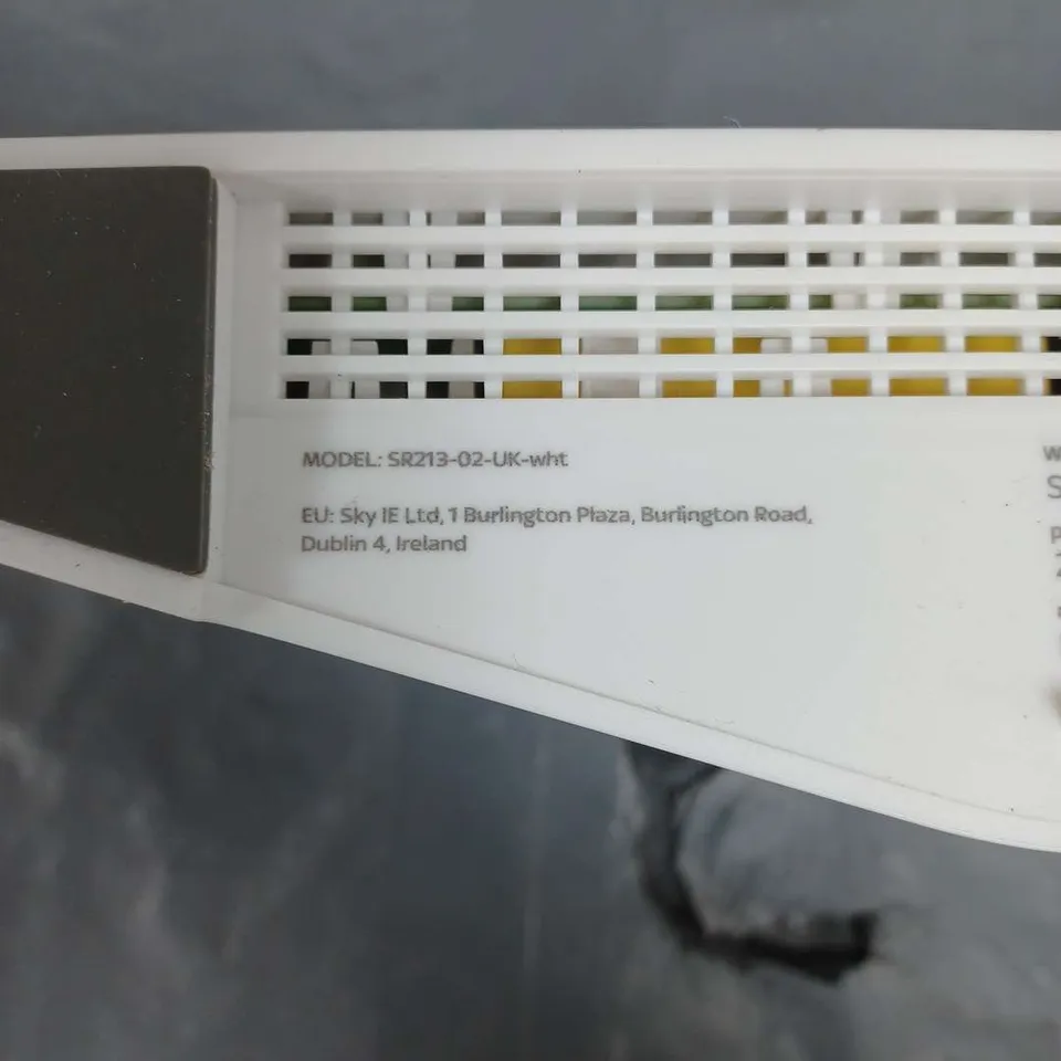 SKY BROADBAND HUB WITH POWER SUPPLY MODEL NUMBER SR213-02-UK-WHT