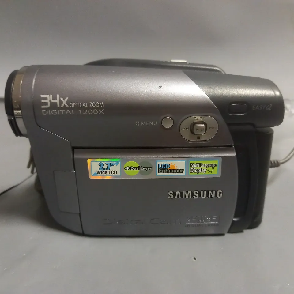 SAMSUNG DVD CAMCORDER WITH SPARE BATTERIES AND CARRY BAG - MODEL VP-DC172W