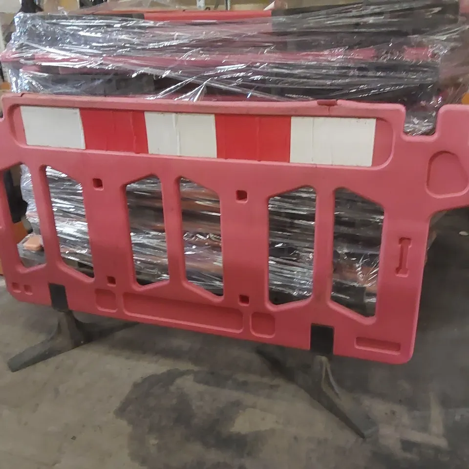 PALLET CONTAINING APPROXIMATELY 17x PLASTIC ROAD BARRIERS 